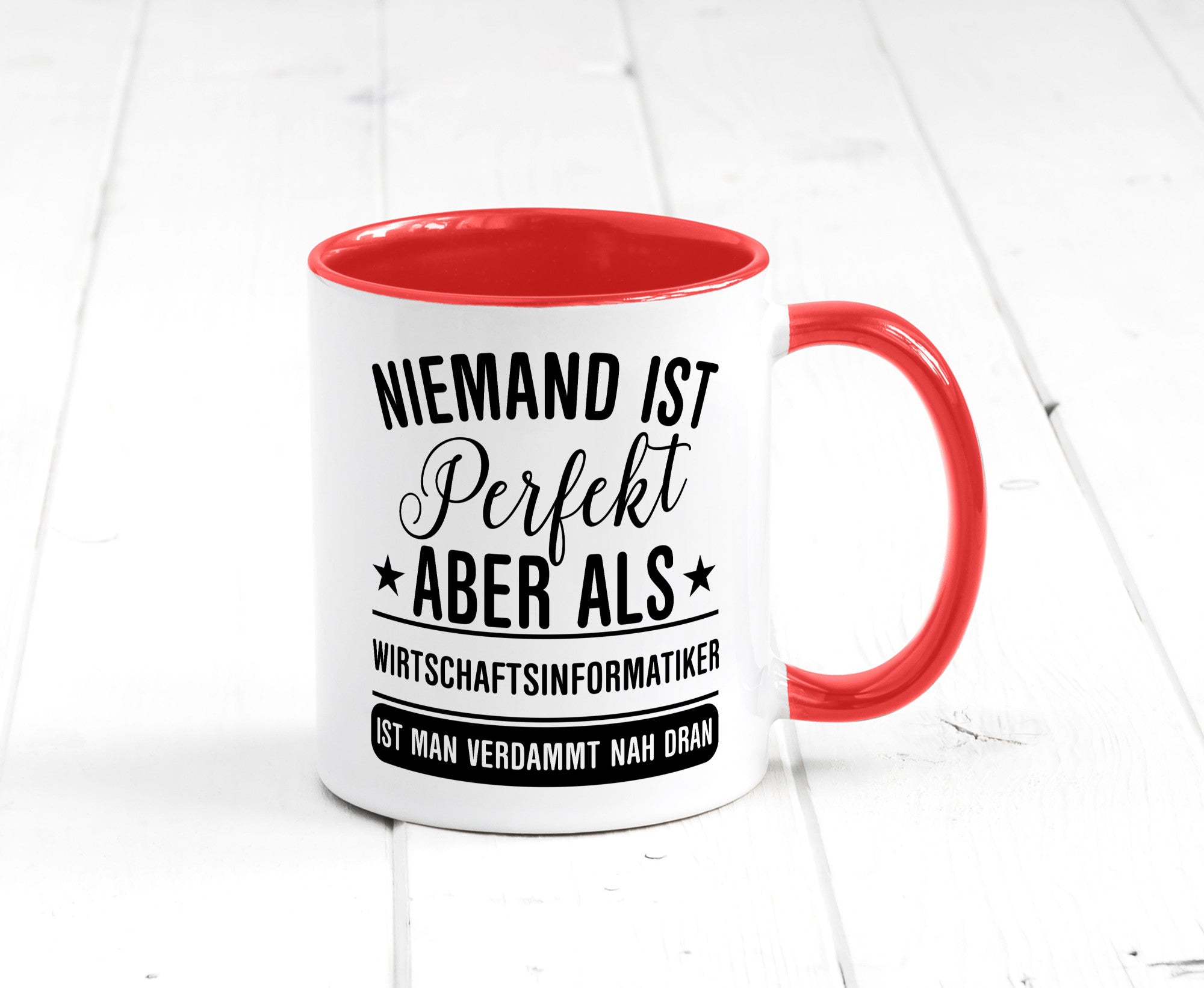Verdammt nah dran: Wirtschaftsinformatiker | Informatik Humor Geschenkidee Tasse