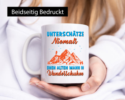 Alter Mann in Wanderschuhen | Berge Mensch Geschenkidee Humor Tasse