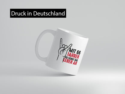 66. Geburtstag | mit 66 fängt das leben an. Jahre Geschenkidee Humor Tasse