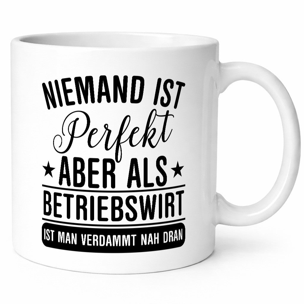 Verdammt nah dran: Betriebswirt | Betriebswirtschaft Geschenkidee Humor Tasse