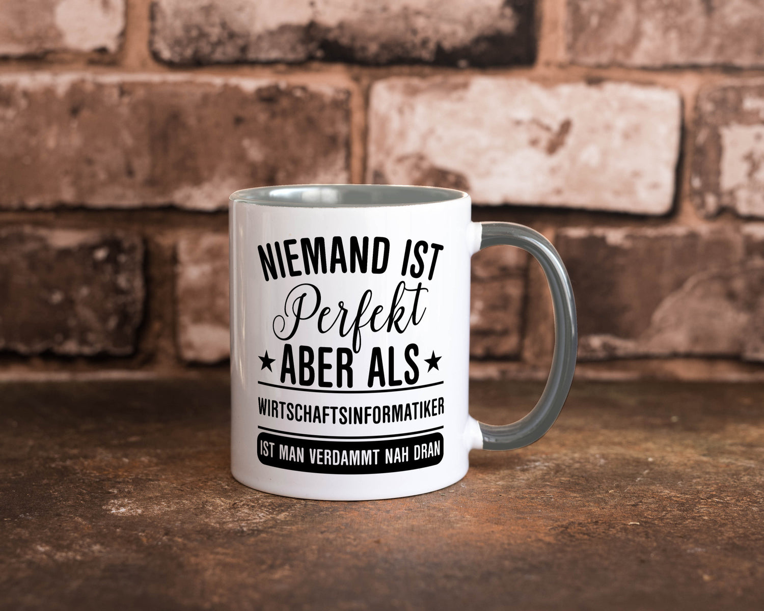 Verdammt nah dran: Wirtschaftsinformatiker | Informatik Humor Geschenkidee Tasse