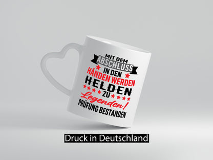 Mit dem Abschluss in den Händen | Prüfung bestanden lustig Humor Geschenkidee