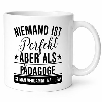 Verdammt nah dran: Pädagoge | Pädagogik lustiger Spruch Geschenk Humor