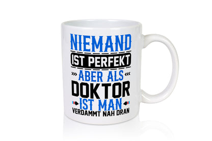 Niemand ist Perfekt | Doktor Verdammt nah dran lustiger Spruch Geschenk Humor