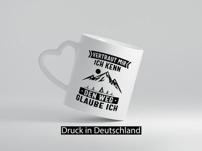 Vertraut mir, kenn den Weg | Berge Mond Bäume Humor Geschenkidee Tasse
