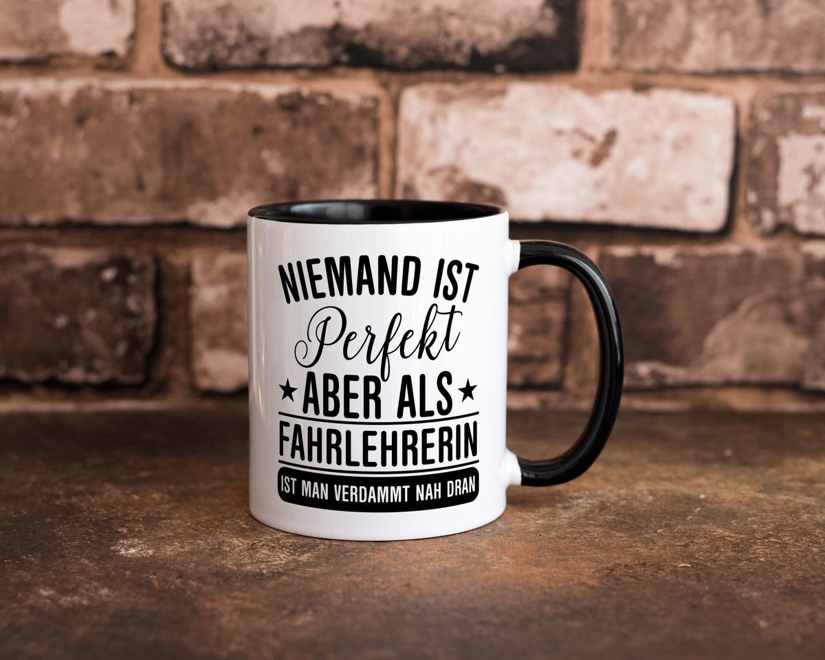 Verdammt nah dran: Fahrlehrerin| Fahrschule lustiger Spruch Geschenk Humor Tasse