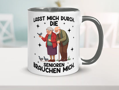 Senioren brauchen mich | Altenpflege Pflegekraft lustiger Spruch Geschenk Humor