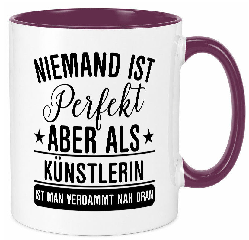 Verdammt nah dran: Künstlerin | Kunst Geschenkidee Humor Tasse