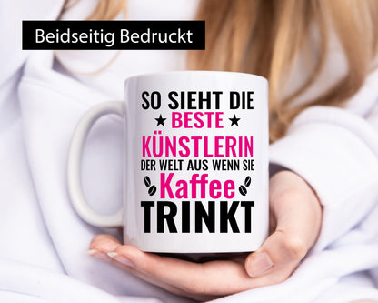 Kaffee trinkt: Künstlerin | Kunst Geschenk Humor Geschenkidee lustiger Spruch