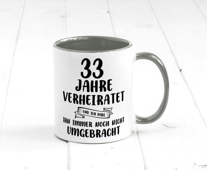 33 Jahre Verheiratet, immer noch am Leben! lustiger Spruch Geschenk Humor