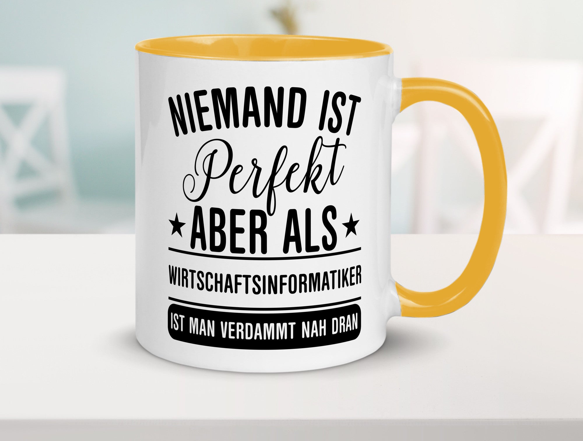 Verdammt nah dran: Wirtschaftsinformatiker | Informatik Humor Geschenkidee Tasse