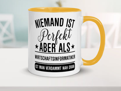 Verdammt nah dran: Wirtschaftsinformatiker | Informatik Humor Geschenkidee Tasse