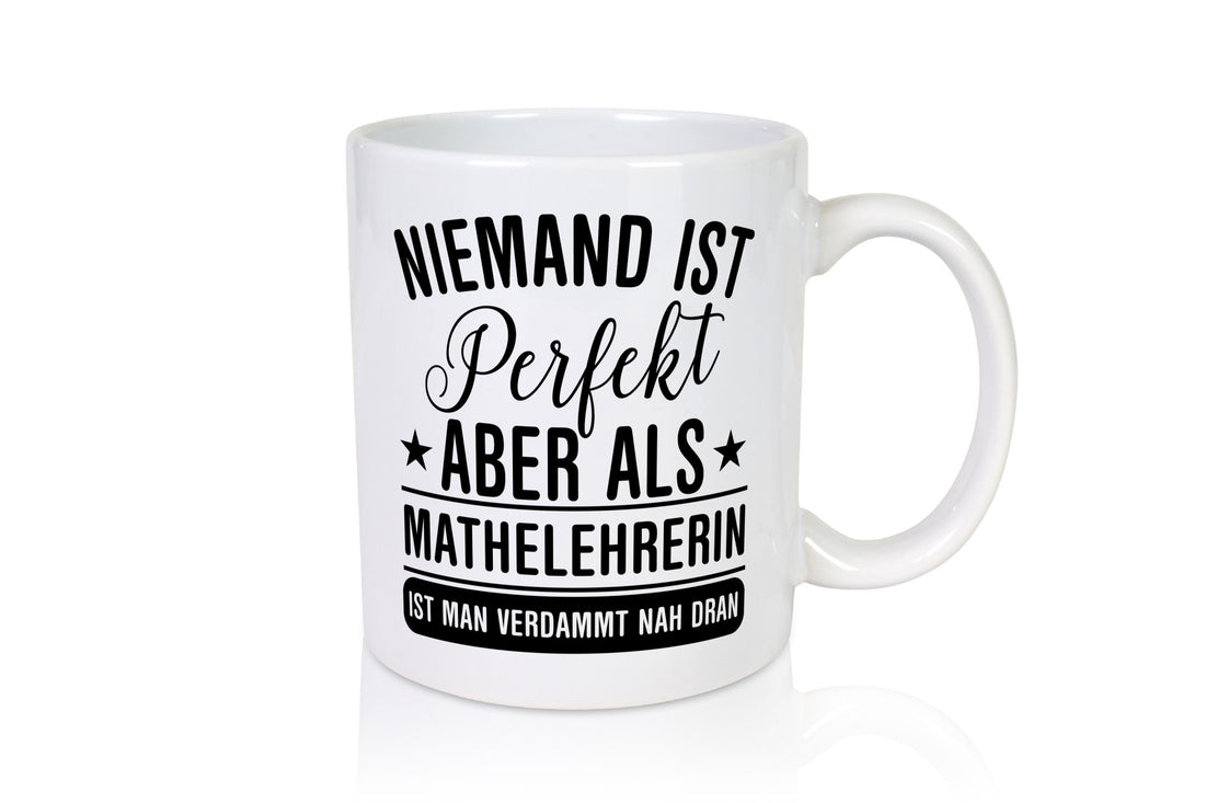 Verdammt nah dran: Mathelehrerin | Lehrer Mathe lustig Humor Geschenkidee Tasse