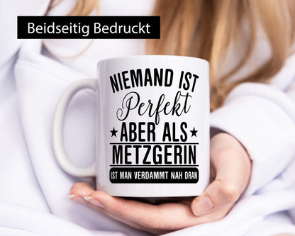 Verdammt nah dran: Metzgerin | Fleischerin lustig Humor Geschenkidee Geschenk