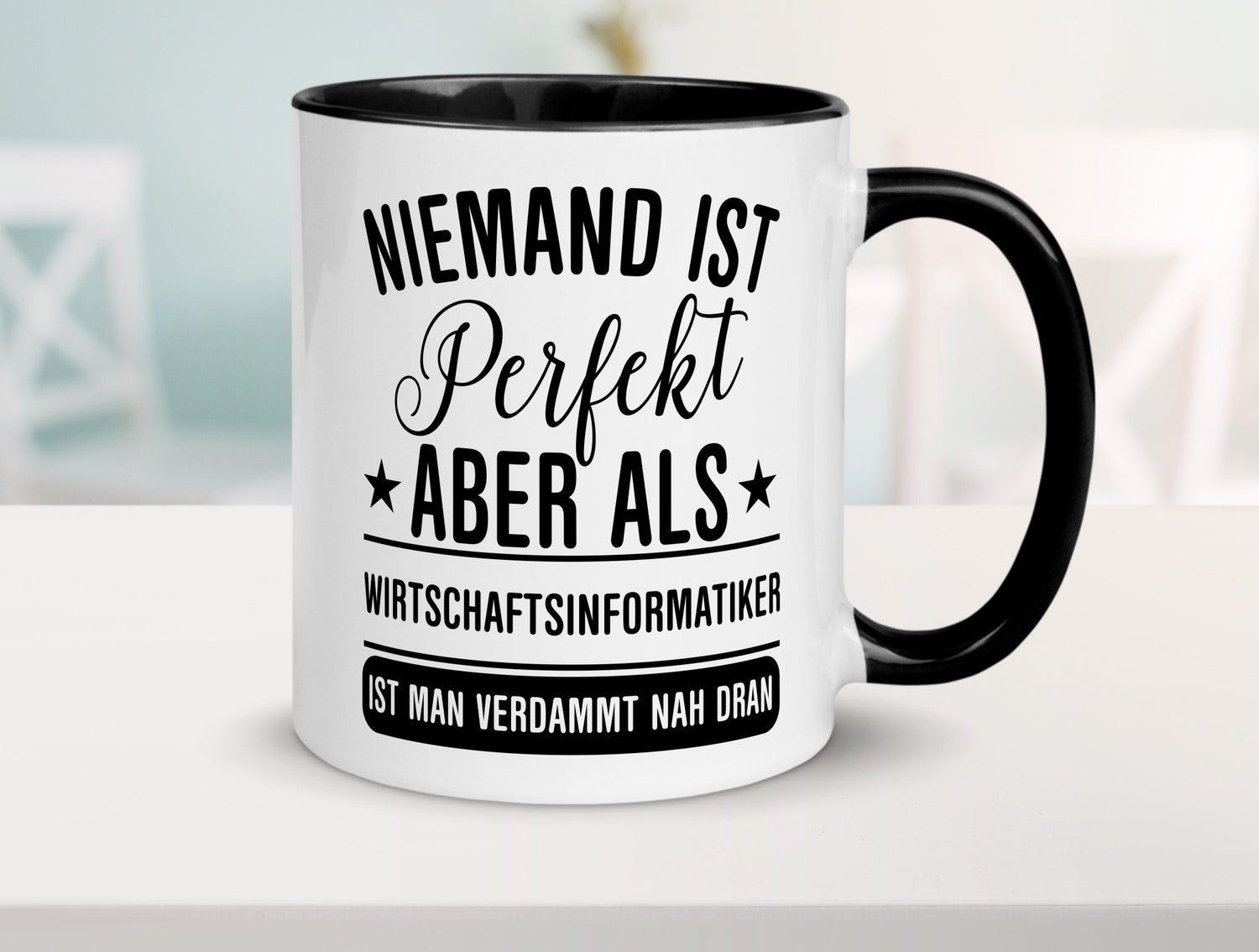 Verdammt nah dran: Wirtschaftsinformatiker | Informatik Humor Geschenkidee Tasse