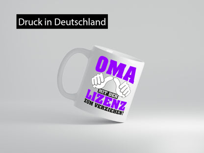 Oma mit Lizenz | Spruch Großmutter lustig Familie Geschenkidee Geschenk Tasse
