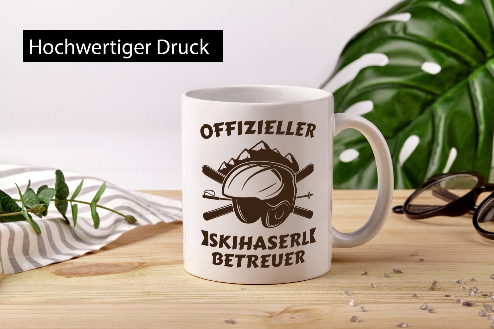 Offizieller Skihaserl Betreuer | Skihelm Skistöcke Berge Humor Geschenkidee