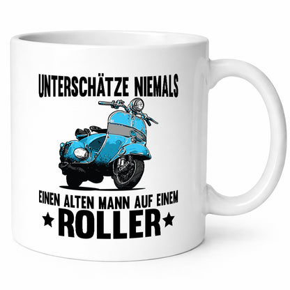 Unterschätze niemals einen alten mann auf einem Roller Humor Geschenkidee Tasse