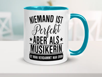 Verdammt nah dran: Musikerin | Musik Musikantin Geschenkidee Humor Tasse