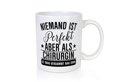 Verdammt nah dran: Chirurgin | Chirurgie Krankenhaus Geschenk Humor