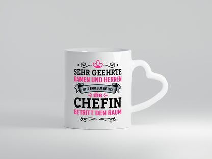 Erheben Sie sich | Cheffin Betritt den Raum Chef Bossin Humor Arbeit Kollegen