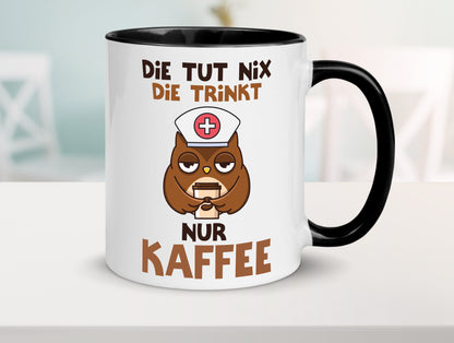 Die tut nix! | Spruch Kaffee Krankenschwester lustiger Geschenk Humor Tasse