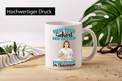 Im Universum: Kosmetikerin | Kosmetik Stylistin Humor Geschenkidee Tasse