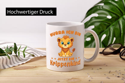 Hurra, ich bin jetzt ein Krippenkind | Löwe Kindergarten Humor Geschenkidee Tasse
