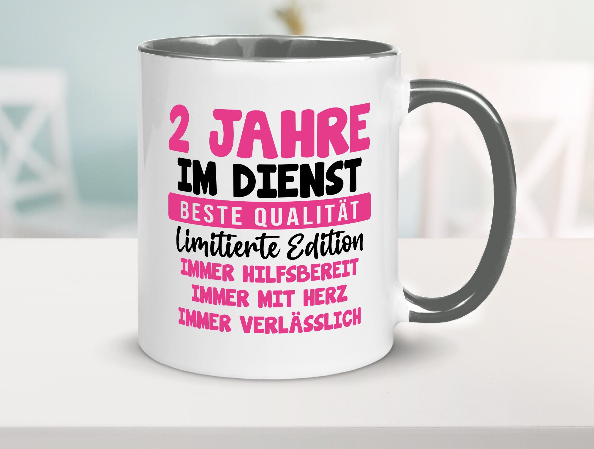 2 Jahre im Dienst | Jubiläum Arbeit v10 lustig Kollegen Büro Geschenk Tasse