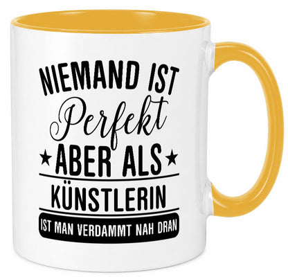 Verdammt nah dran: Künstlerin | Kunst Geschenkidee Humor Tasse