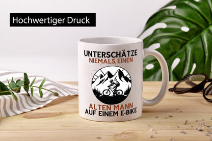 Alter man auf einem E-Bike | Radfahren Elektro Bike lustig Humor Geschenkidee