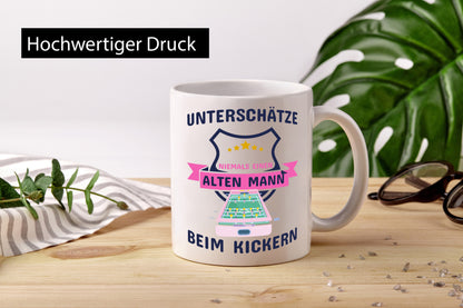 Alter Mann beim Kickern | Tischkicker Tasse Männer Humor Geschenkidee