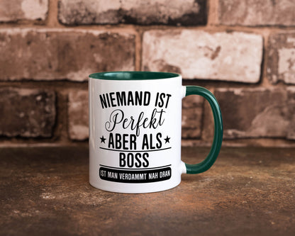 Verdammt nah dran: Boss | Führungskraft Vorgesetzter Humor Geschenkidee Tasse