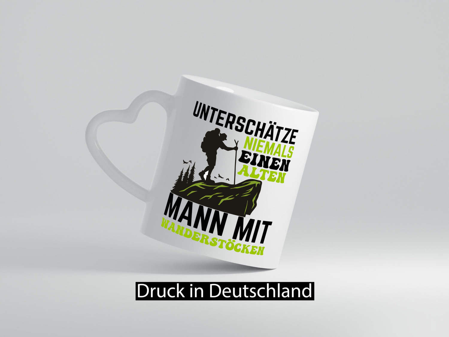 Unterschätze niemals einen alten Mann mit Wanderstöcken Humor Geschenkidee Tasse