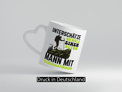 Unterschätze niemals einen alten Mann mit Wanderstöcken Humor Geschenkidee Tasse