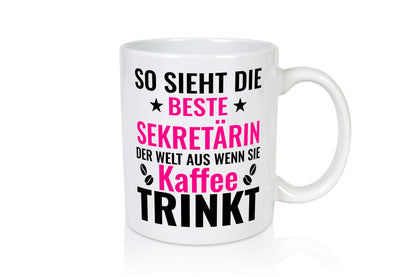 Kaffee trinkt: Sekretärin | Büro Geschenkidee Arbeit Kollegen Humor Tasse