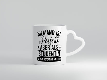 Verdammt nah dran: Studentin | Uni Studium Universität lustig Humor Tasse