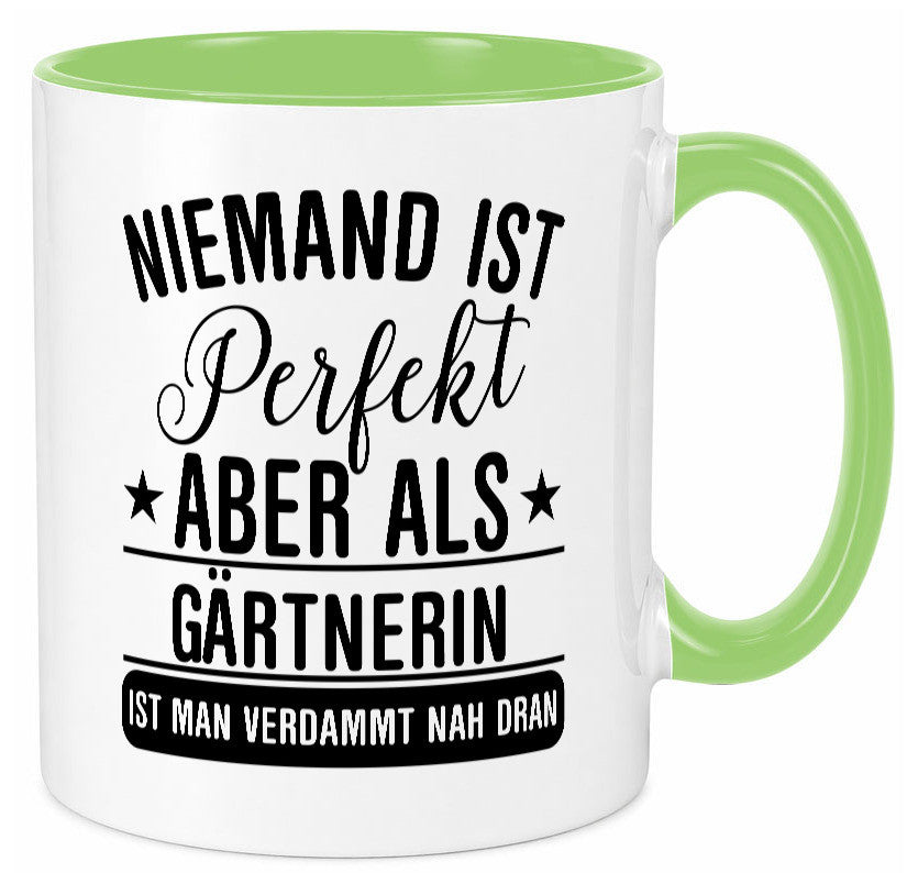 Verdammt nah dran: Gärtnerin | Gartenbau lustig Humor Geschenkidee Geschenk