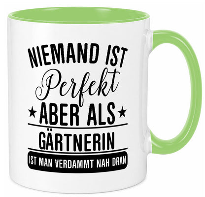 Verdammt nah dran: Gärtnerin | Gartenbau lustig Humor Geschenkidee Geschenk