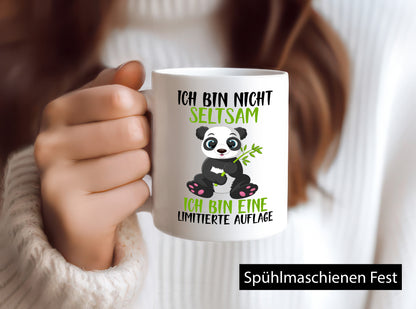 Ich bin nicht seltsam | süßer Pandabär lustiger Spruch Humor Geschenkidee Tasse