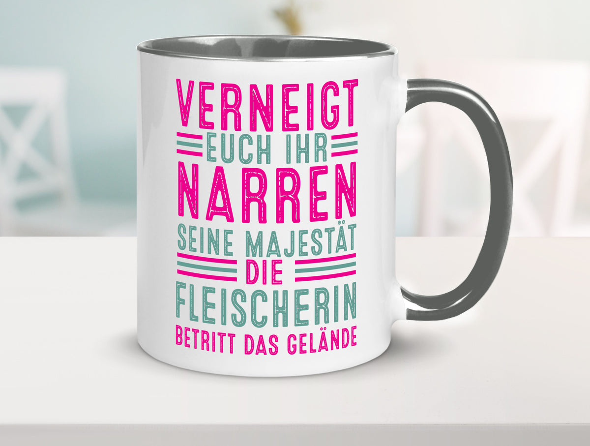 Verneigt euch: Fleischerin | Schlachterei v2 Geschenkidee Humor Tasse