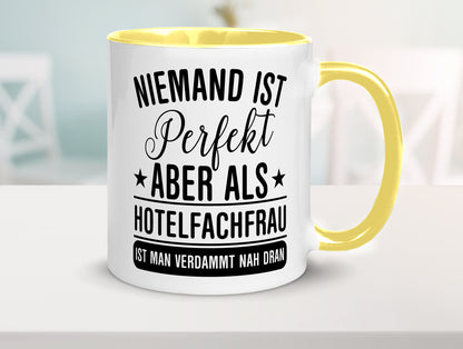 Verdammt nah dran: Hotelfachfrau | Hotel Humor Geschenkidee Tasse
