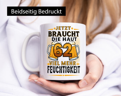 62 braucht die haut mehr Feuchtigkeit | 62. Geburtstag Geschenkidee Humor Tasse