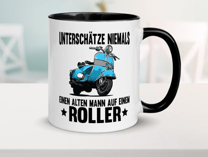 Unterschätze niemals einen alten mann auf einem Roller Humor Geschenkidee Tasse