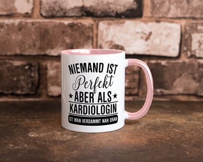 Verdammt nah dran: Kardiologin | Kardiologie Humor Geschenkidee Tasse