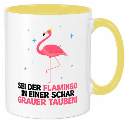 Flamingo in einer Schar Grauer Tauben | lustig Humor Geschenkidee Geschenk Tasse