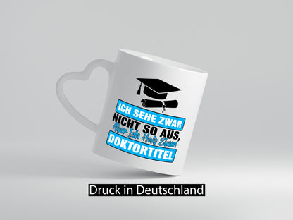 Sehe nicht so aus aber habe einen Doktortitel Geschenkidee Humor Tasse