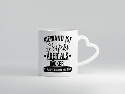 Verdammt nah dran: Bäcker | Bäckerei Backen Konditor Humor Geschenkidee Tasse