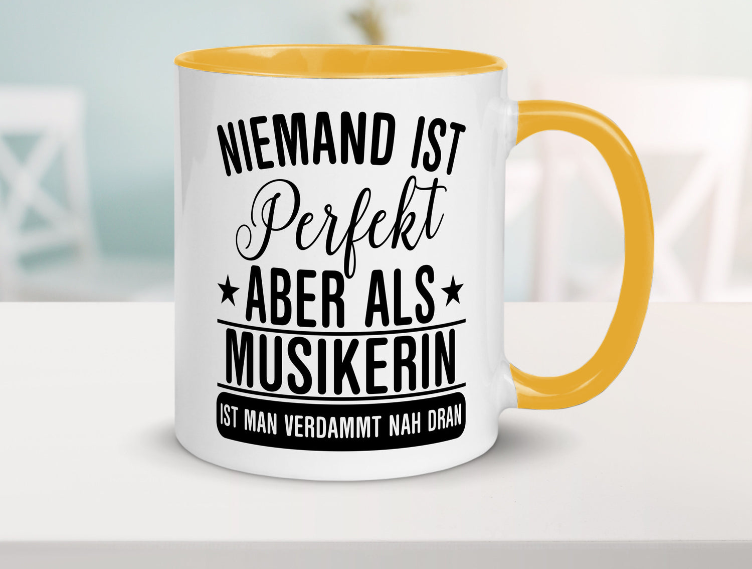 Verdammt nah dran: Musikerin | Musik Musikantin Geschenkidee Humor Tasse
