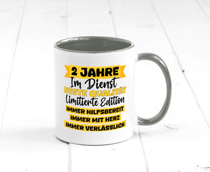 2 Jahre im Dienst | Jubiläum Arbeit v8 lustiger Spruch Geschenk Kollegen Büro